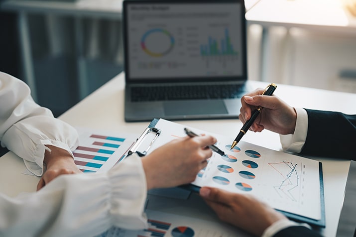 Dados-sobre-inovacao-empresarial-SULTS-min - Blog SULTS Inovação empresarial - empresária e empresário analisando gráficos.