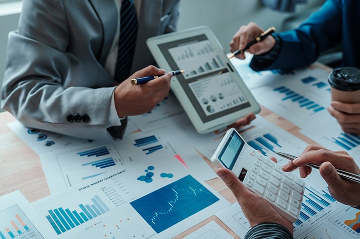 Social-selling-SULTS - Blog SULTS Social selling - time de vendas analisando resultados em gráficos.