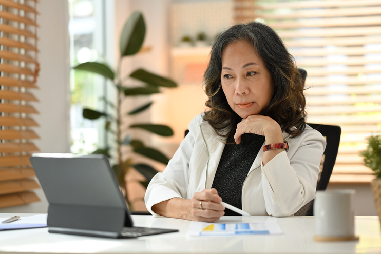 Smart professional senior business woman watching business train - Blog SULTS