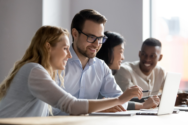 HappyYoungFemaleEmployeeDiscussingOnlineProjectShowingComputerPresentation - Blog SULTS