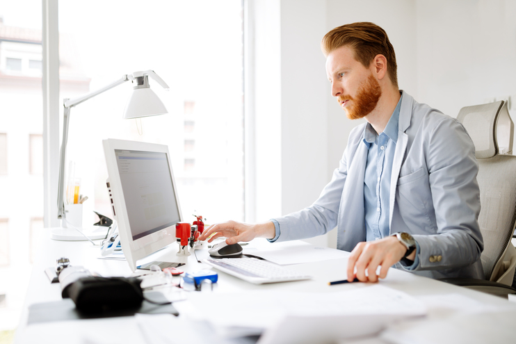 Business person working on computer - Blog SULTS