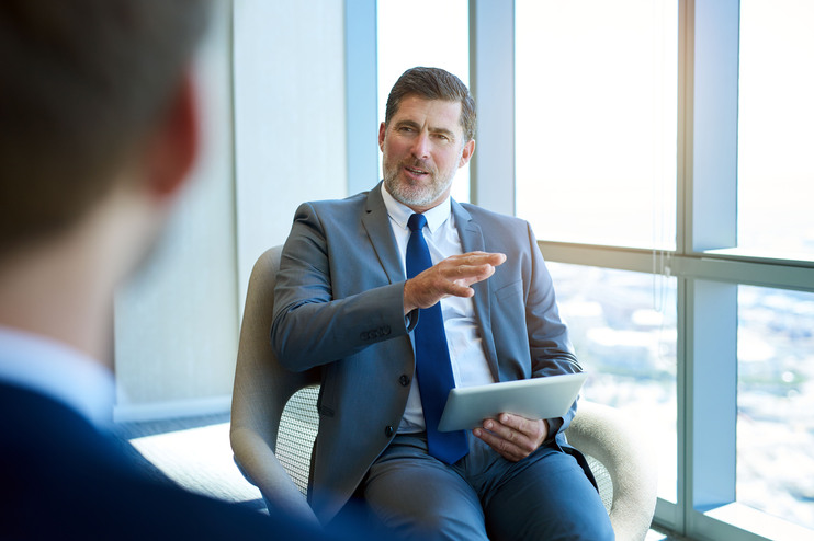 HandsomeAndMatureCorporateLeaderSittingInAModernOffice - Blog SULTS