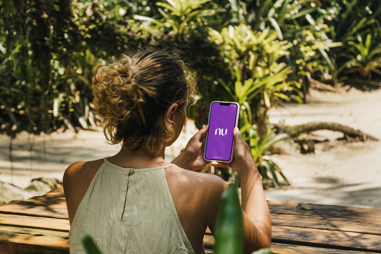GirlInTheParkHoldingASmartphoneWithNubankApp - Blog SULTS
