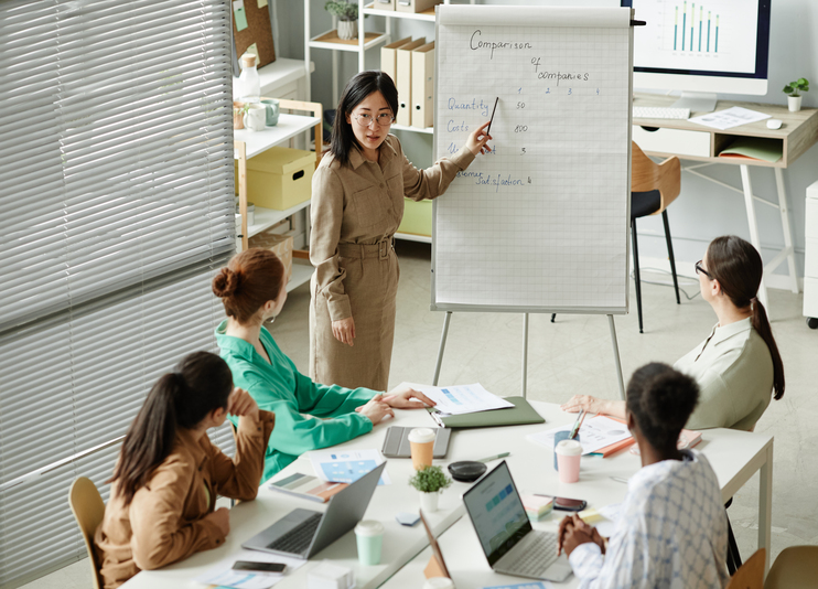 Businesswoman presenting report at business training - Blog SULTS