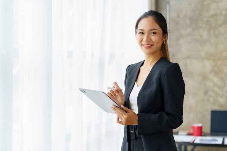 BeautifulAsianBusinesswomanStandingConfidentlyPreparingForWork - Blog SULTS