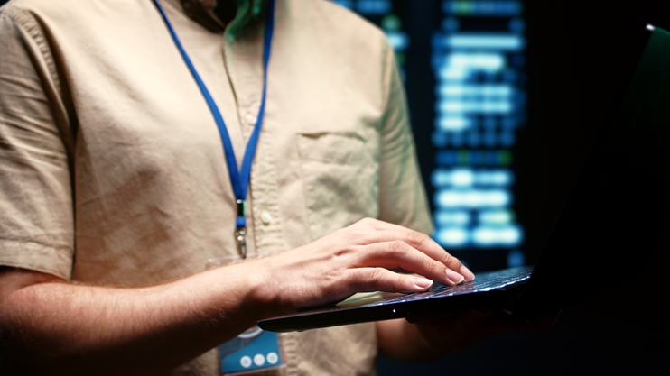 System administrator using laptop - Blog SULTS