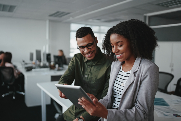SmilingYoungAfricanAmericanProfessionalBusinessmanAndBusinesswomanTogetherWorking - Blog SULTS