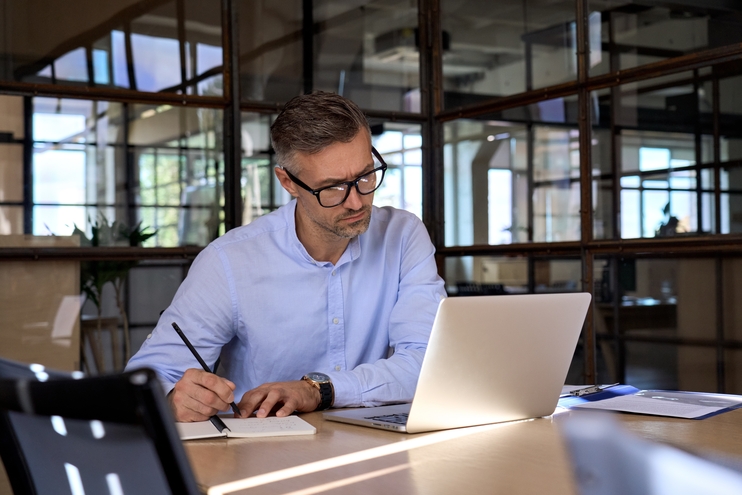 MatureBusinessManExecutiveManagerLookingAtLaptopComputerWatching - Blog SULTS