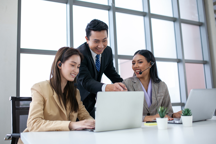 Supervisors teach work to employees in the office Business conc - Blog SULTS