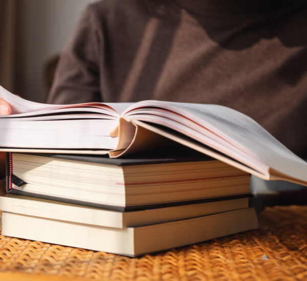 closeup-image-of-a-woman-reading-book-at-home-2023-11-27-05-18-55-utc 1bbb - Blog SULTS